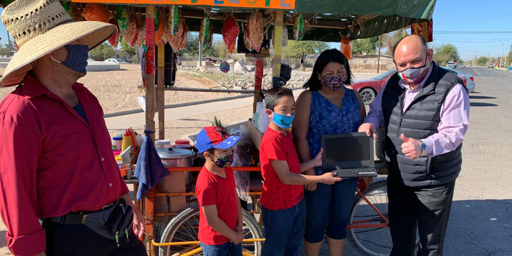 Entrega la Comuna equipos de cómputo a dos niños de primaria