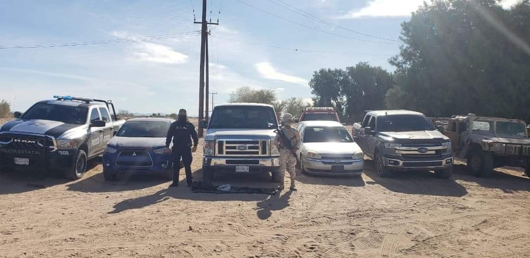 Encuentran arsenal en seis vehículos con reporte de robo en SLRC