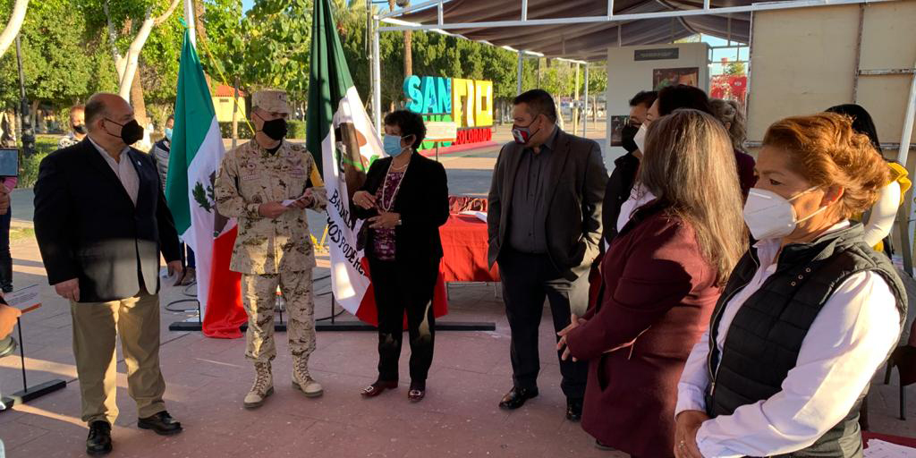 Recorre Alcalde exposición de banderas