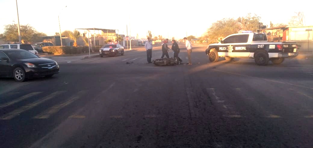 Motociclista se parte “La madre” al chocar contra una camioneta en SLRC