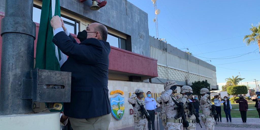 Celebra Ayuntamiento de San Luis el día de la Bandera