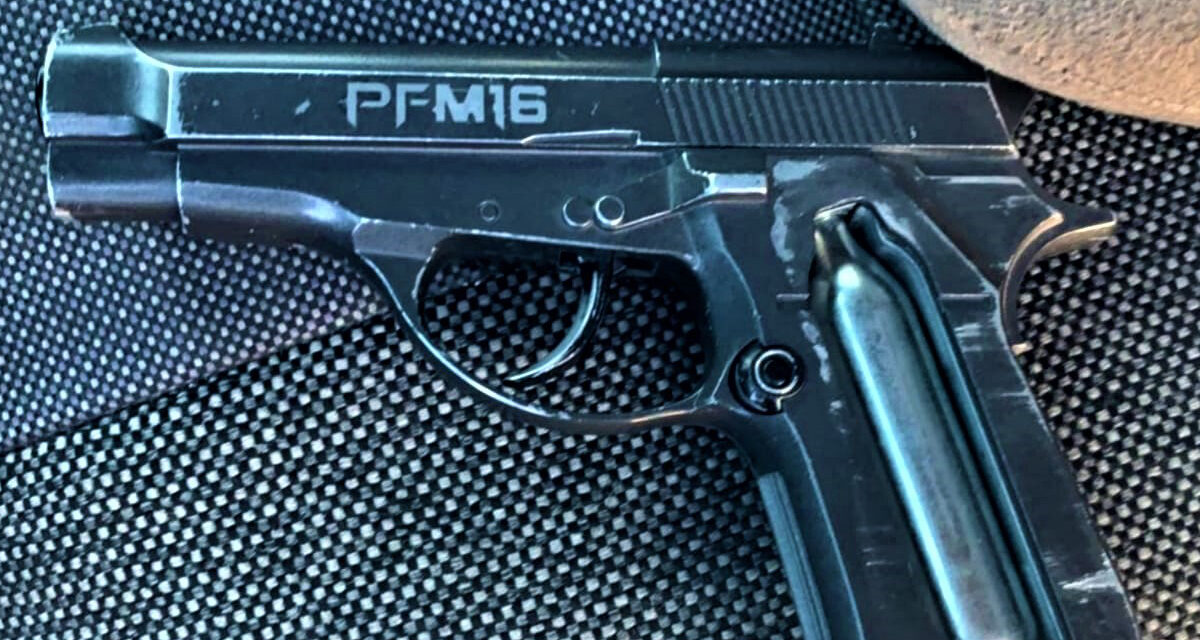 Municipales detienen a menor con pistola de utilería