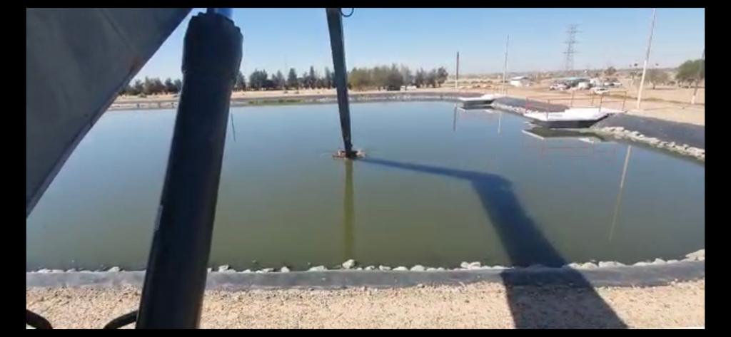 Limpian lagunas de lodo en planta tratadora