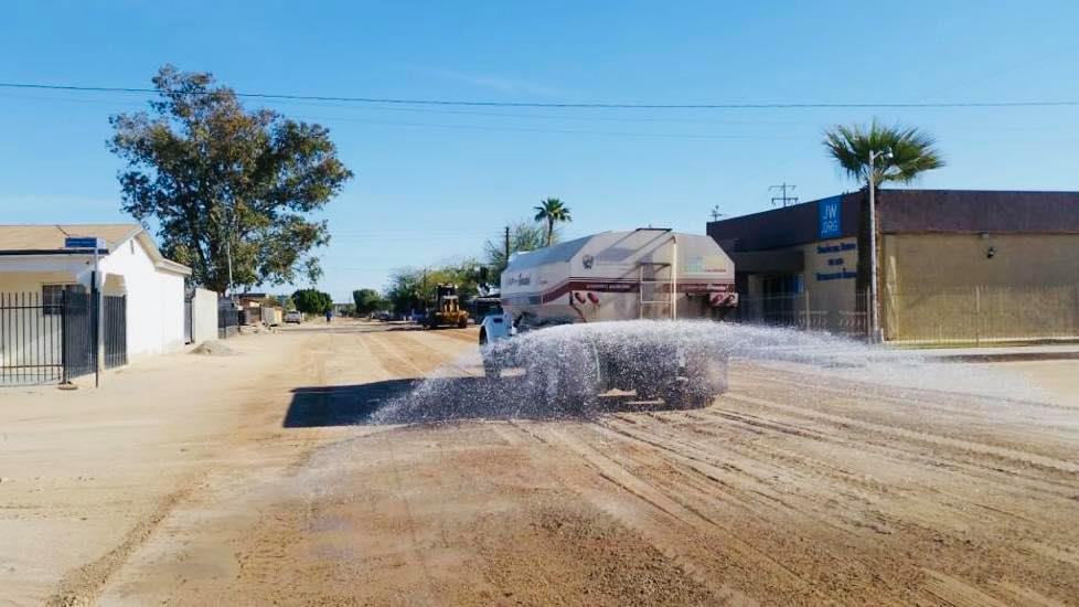 Raspado y regado de calles se extiende por toda la ciudad