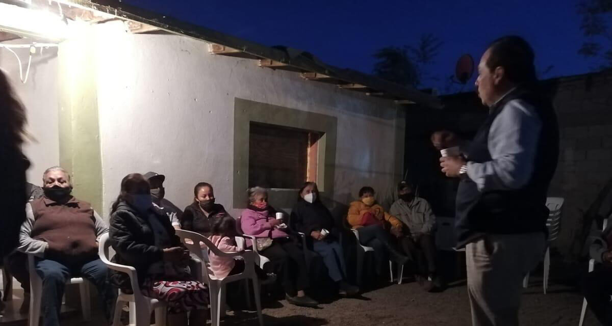 Asiste Paco Ochoa Invitado por familias a la  colonia Topahue.