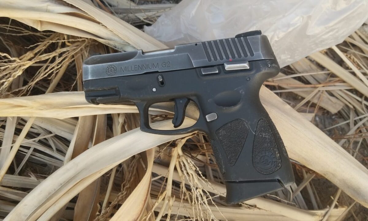 Abandonan arma de fuego en patio de vivienda.