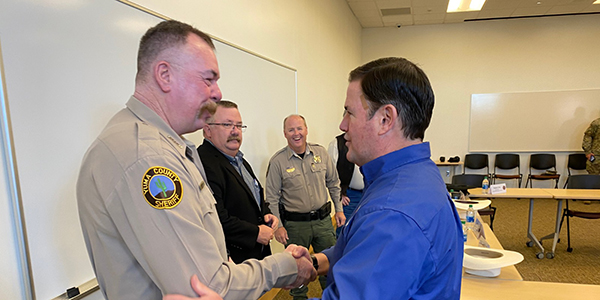 Refrenda Gobernador de Arizona emergencia en Yuma