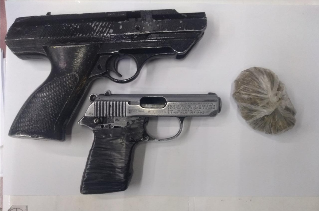 Lo detiene Policía Municipal con armas de utilería y mariguana
