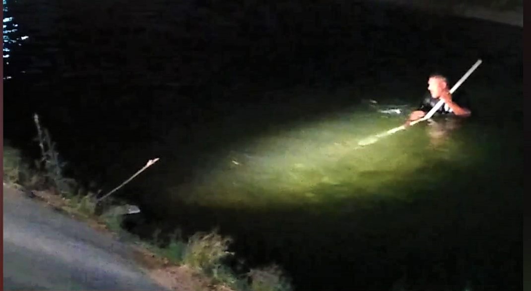 Intensa búsqueda de un menor que cayó al canal encementado