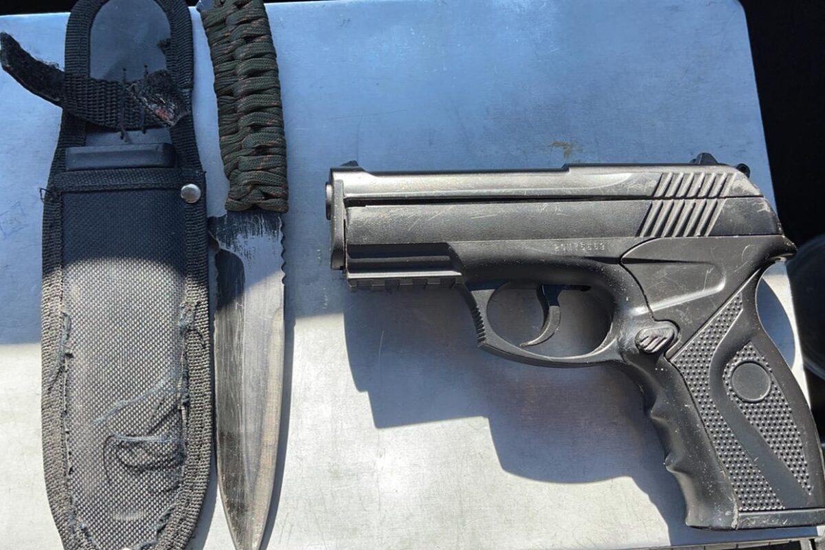 Abandonan armas en plena vía pública en SLRC