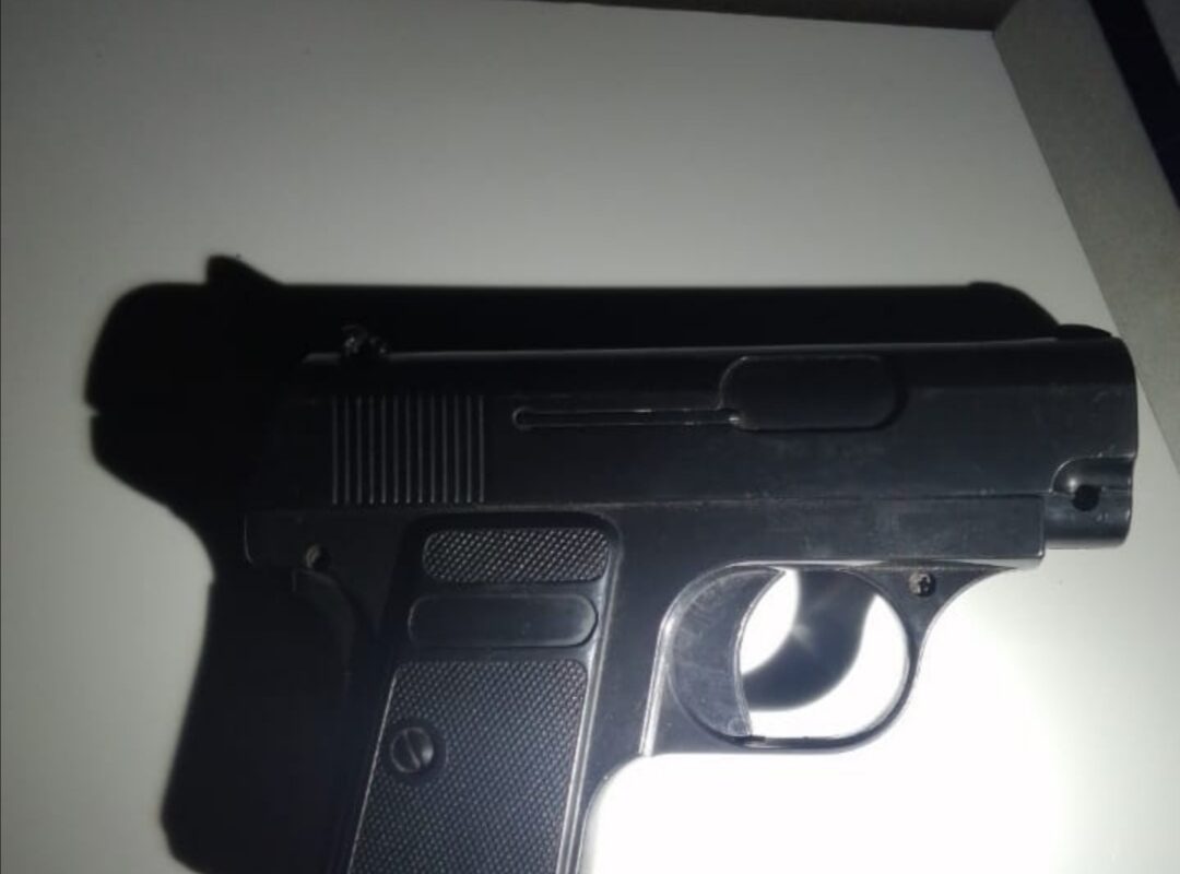 Detienen a menor con una pistola de utilería en tienda de SLRC