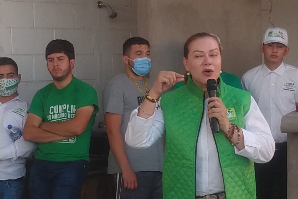 Hace campaña Hilda Herrera en la colonia Ruiz Cortines
