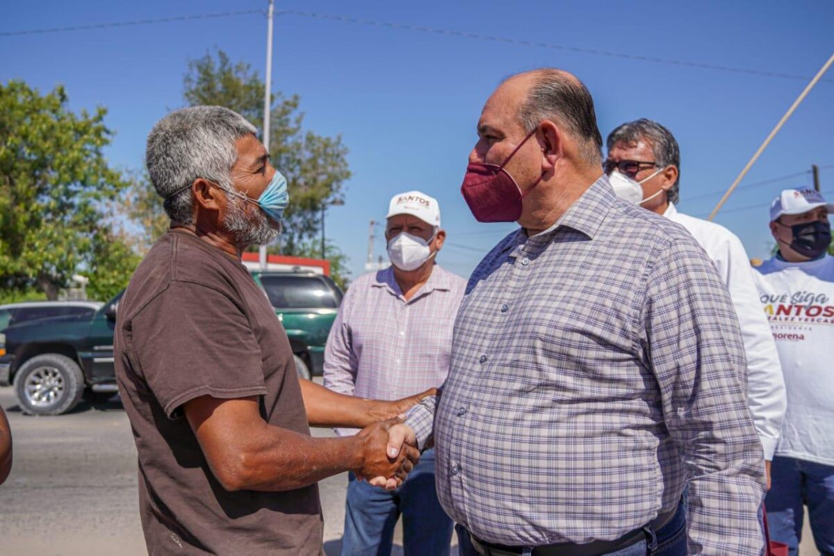 Santos visita a los “tiangueros” al sur de SLRC