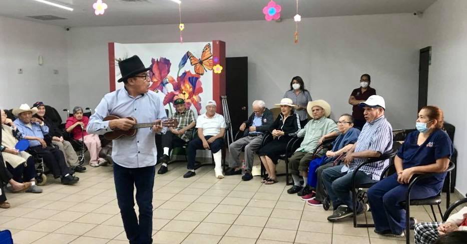 Llevan función de teatro y cuentos a Villa del Abuelo