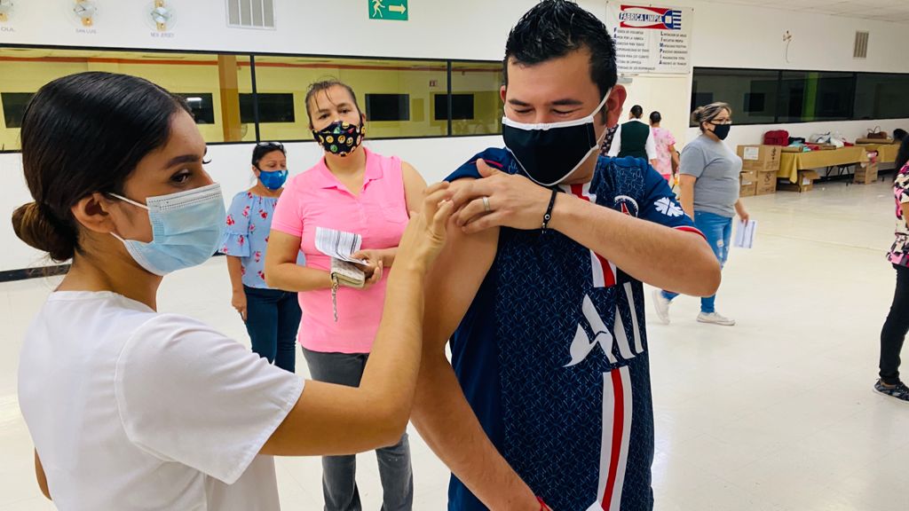 Acorta Secretaría del Bienestar días de vacunación en SLRC