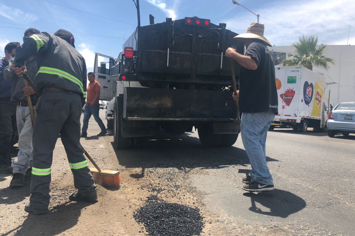 Recorre cuadrilla de bacheo varios puntos de la ciudad
