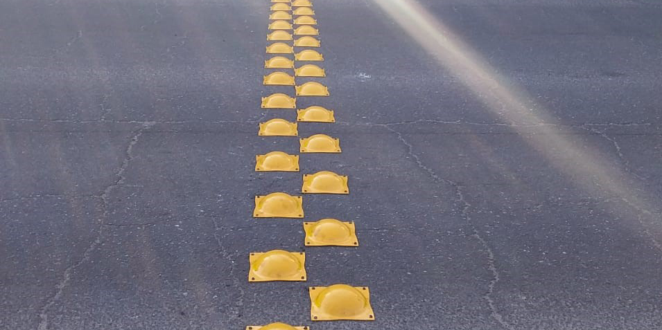 Coloca Ayuntamiento nuevos topes preventivos frente a hospital de SLRC