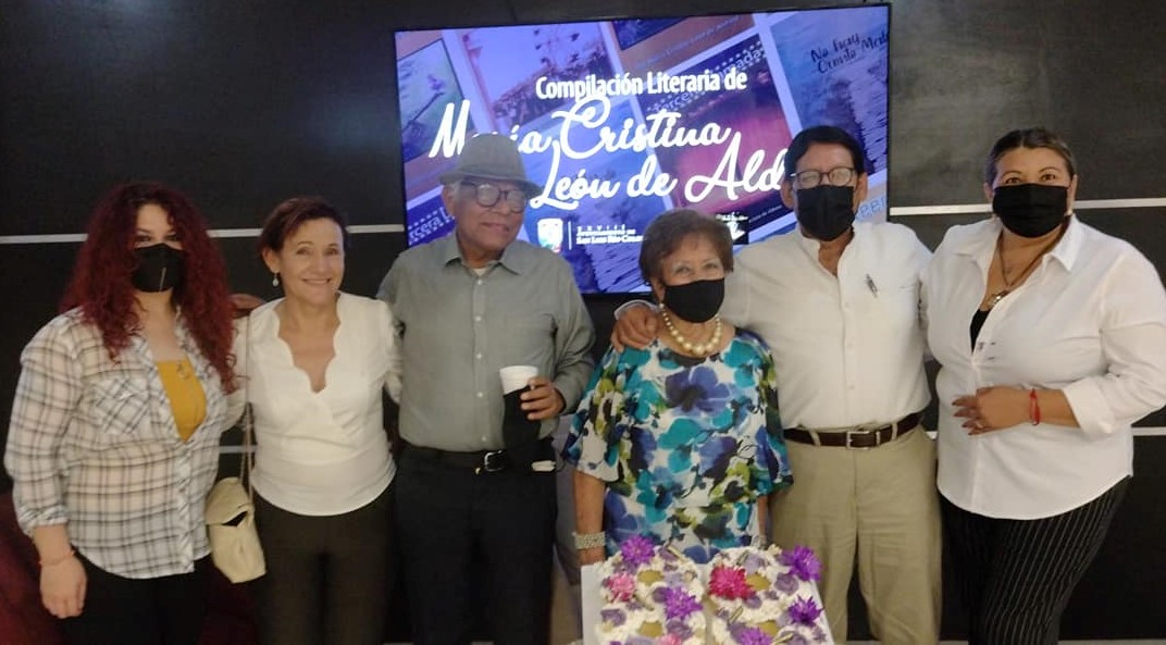 Comparte María Cristina experiencias periodísticas en su literatura