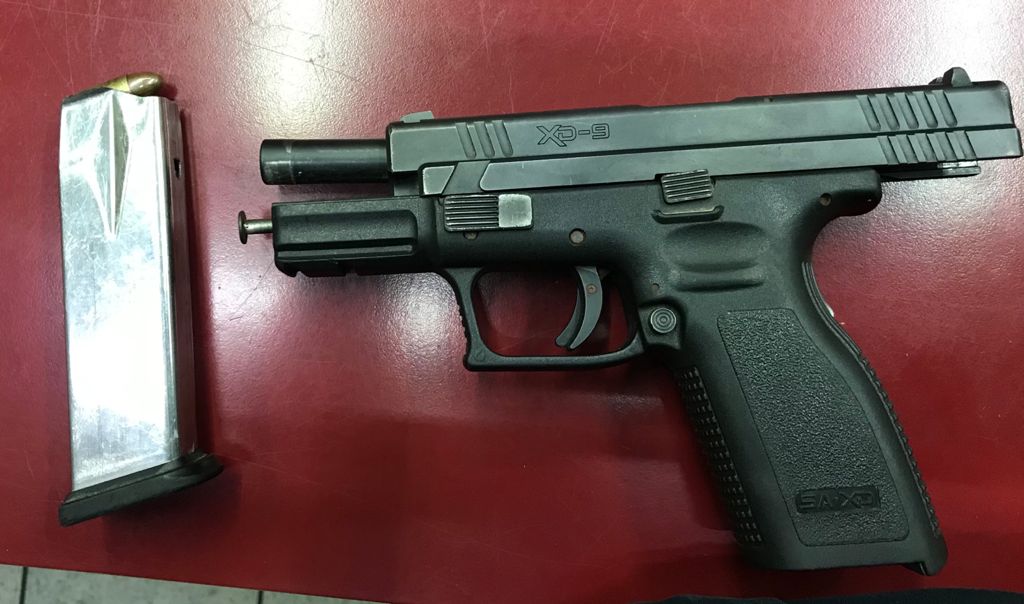 Municipales detienen a sujeto armado con una pistola 9 milímetros