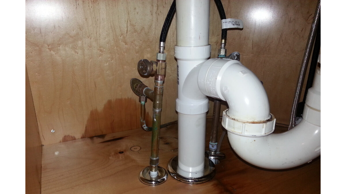 Fugas de agua provocan problemas en infraestructura, advierte Oomapas