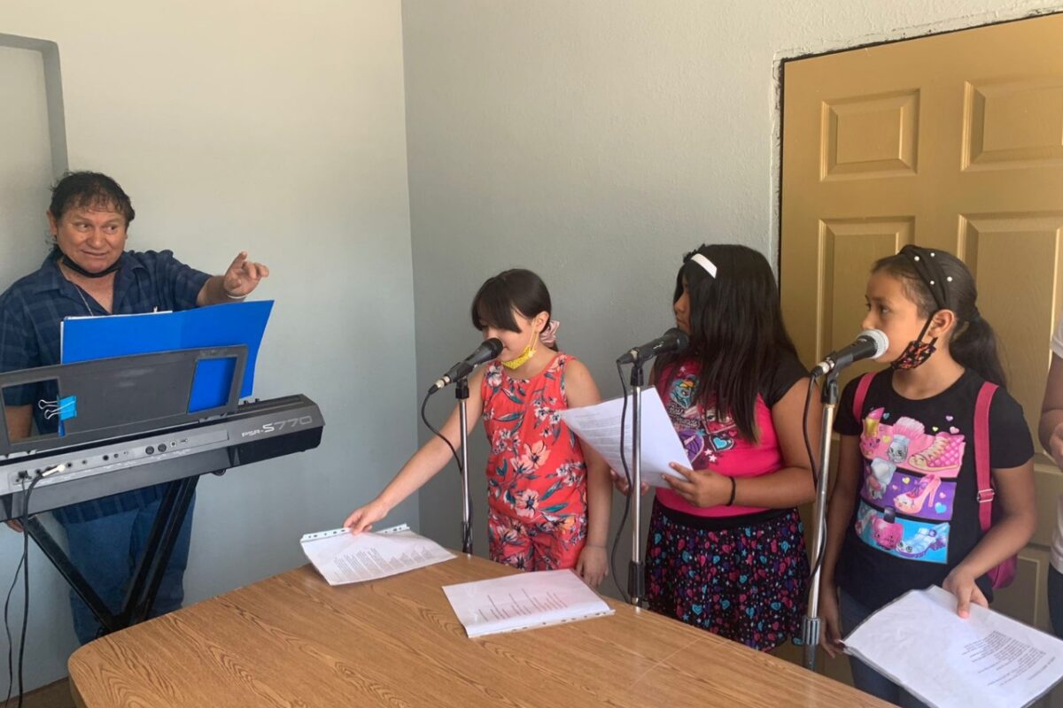 Talento de niñas de Sala de Lectura Abigael Bohórquez brilla en la radio