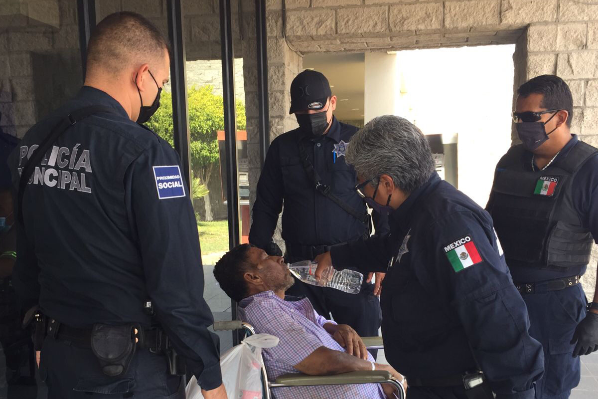Rescata Policía Municipal a hombre en condición de calle