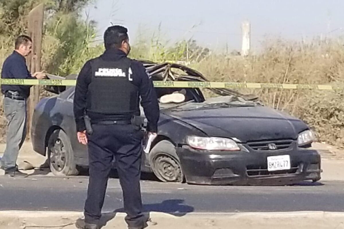 Fatal volcadura deja una persona muerta en el Valle de Mexicali