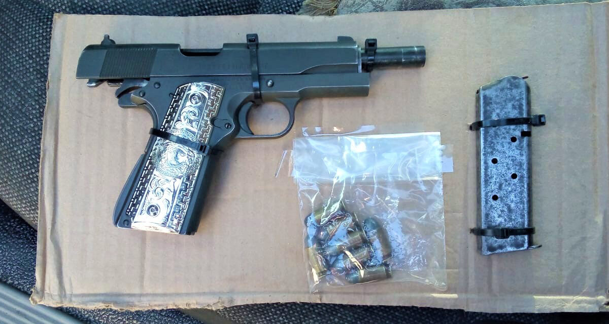 Municipales detienen a dos tipos con arma de fuego en SLRC