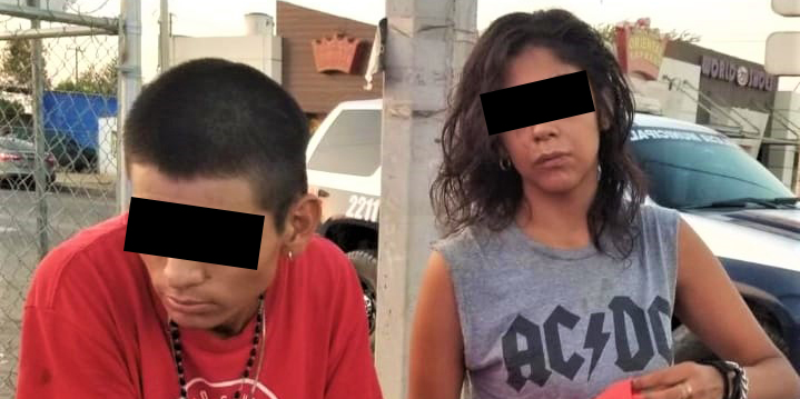 Detiene la municipal a pareja con armas blancas