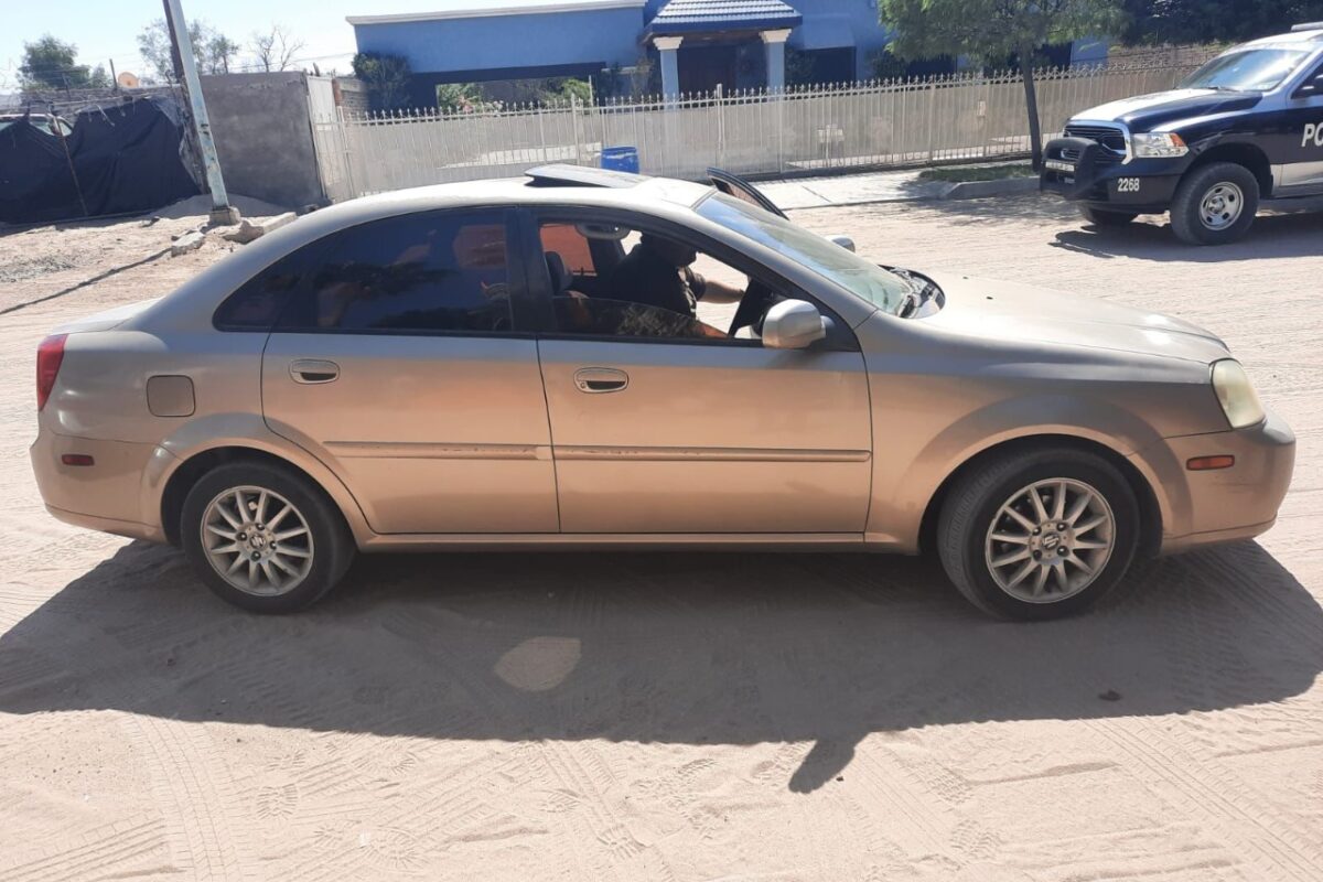 Municipales encuentran dos carros con reporte de robo