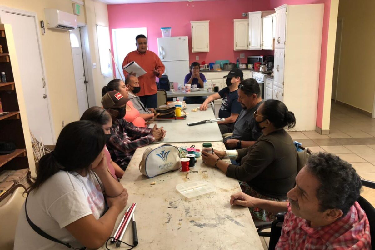 Entrega Desarrollo Social despensas a grupo de personas con debilidad visual en SLRC