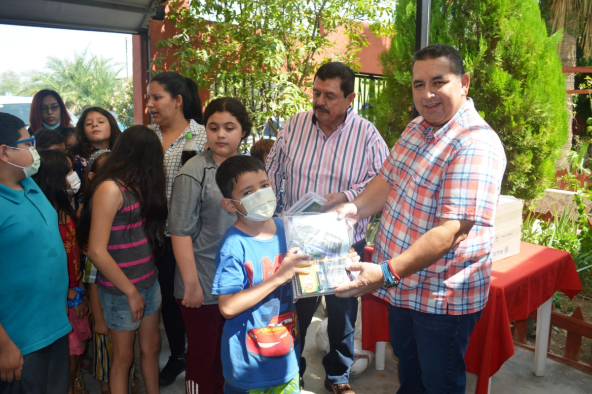 Dona Diputado útiles escolares y material deportivo.