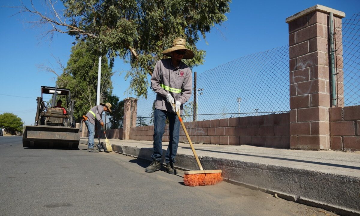 Limpia Obras Públicas alrededores del Bosque de la Ciudad