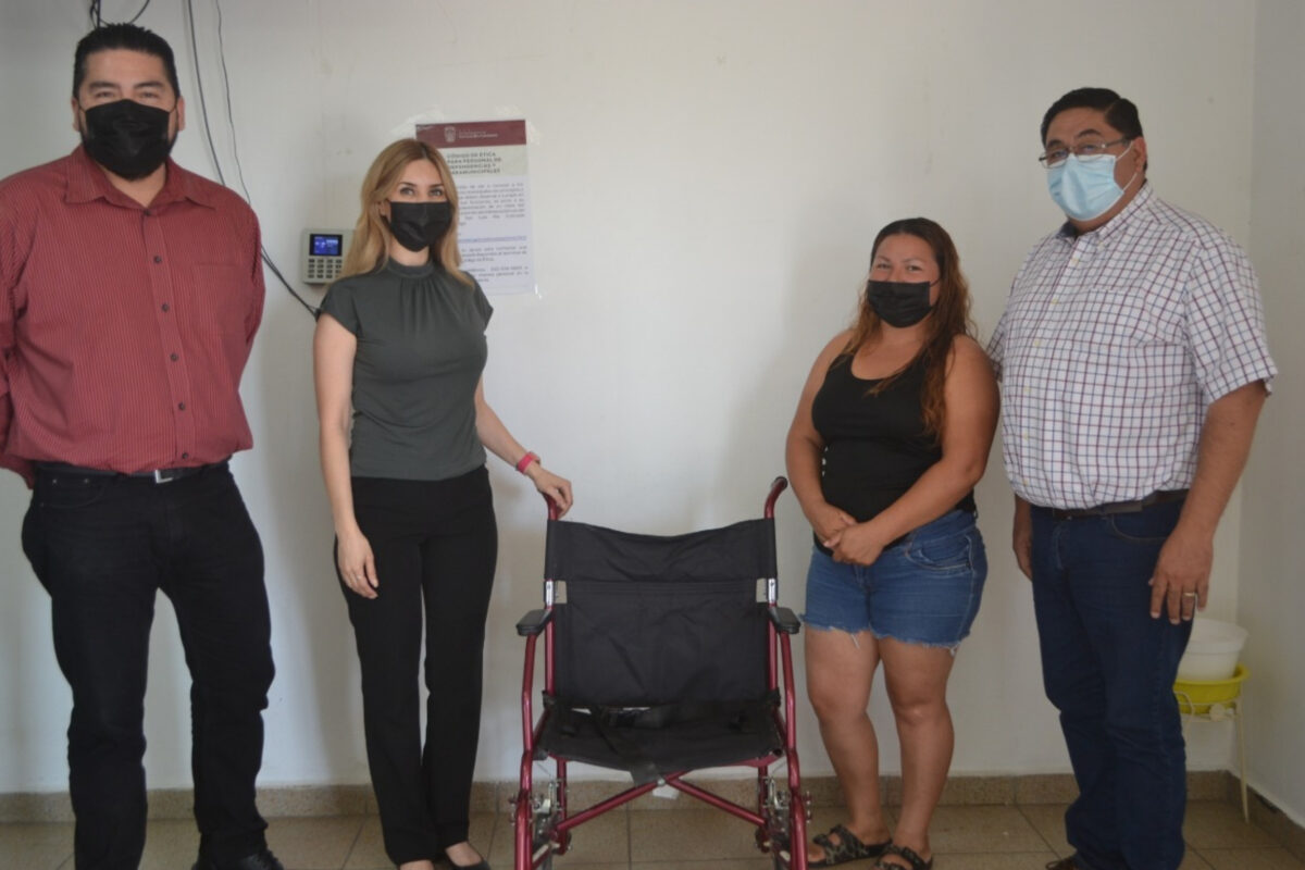 Dona Desarrollo Social silla de ruedas a persona con discapacidad