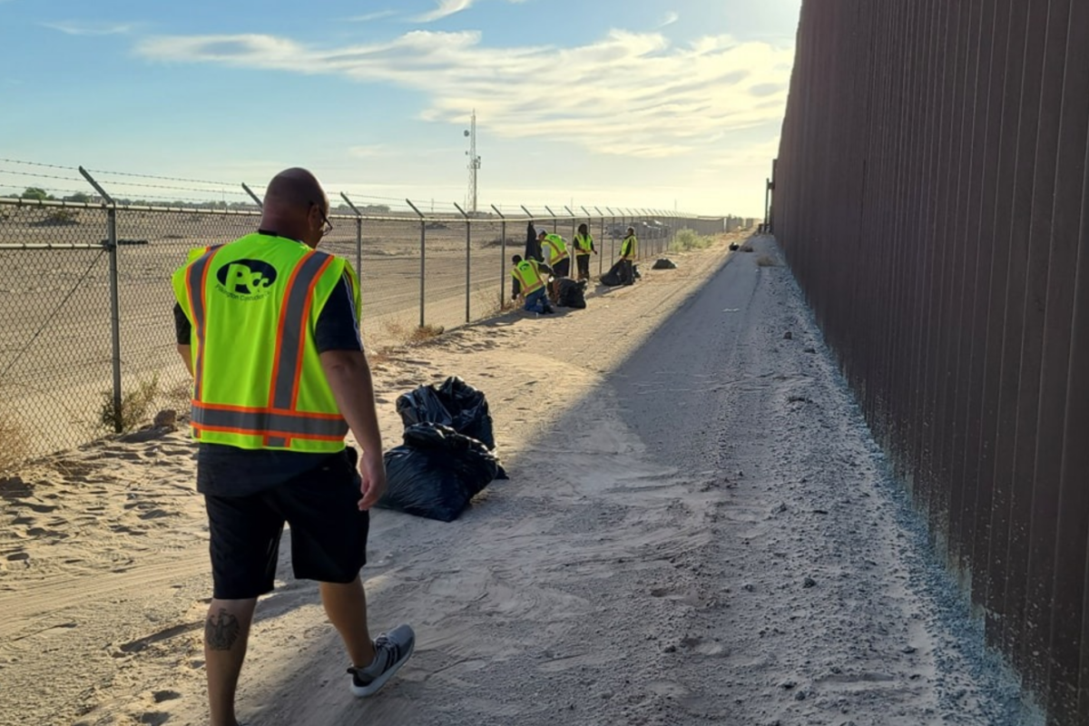 Voluntarios limpian zona de cruce de indocumentados en San Luis, Arizona