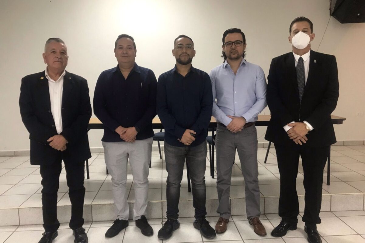 Celebran Día del Médico en SLRC con cambio de directiva