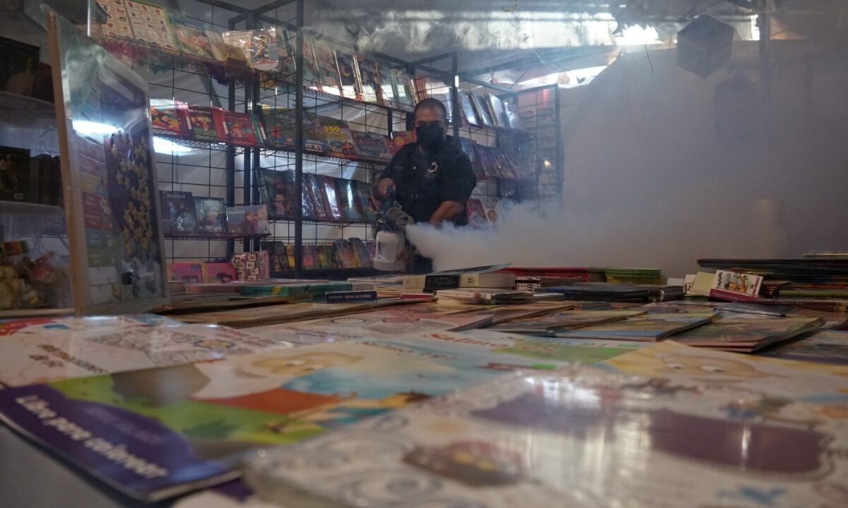 Sanitiza Protección Civil Andador de la calle Tercera