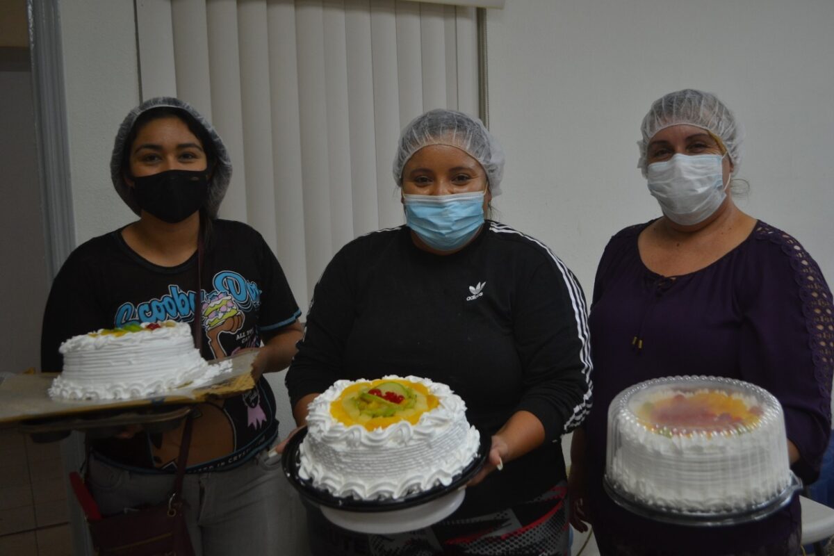 Alumnos de repostería avanzan con sus cursos en DSM