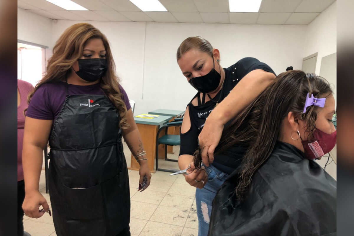 Continúan en prácticas futuras estilistas