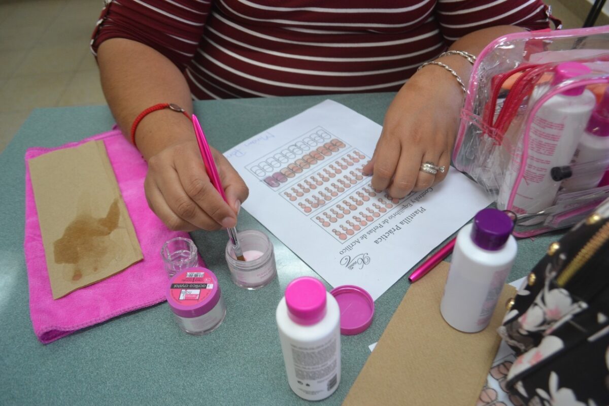 Avanzan alumnas del curso de uñas acrílicas de Desarrollo Social