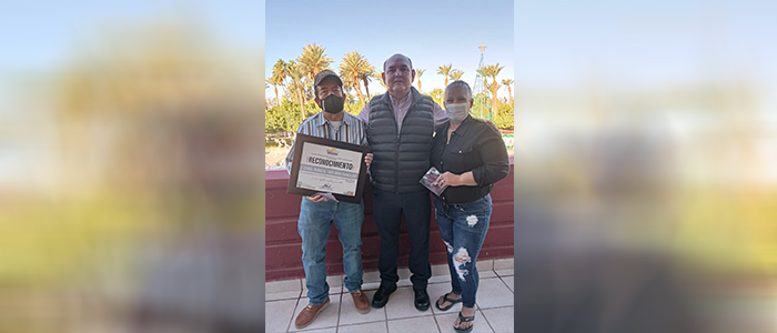 Entrega Alcalde reconocimiento de trayectoria a “Hot Dogs Chavelito”