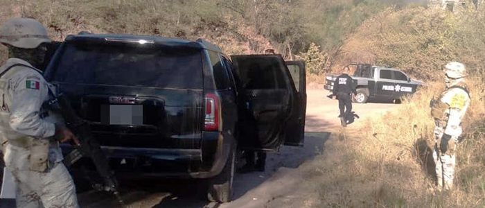 Policía Estatal y Sedena aseguran armas AK-47 en Álamos, Sonora