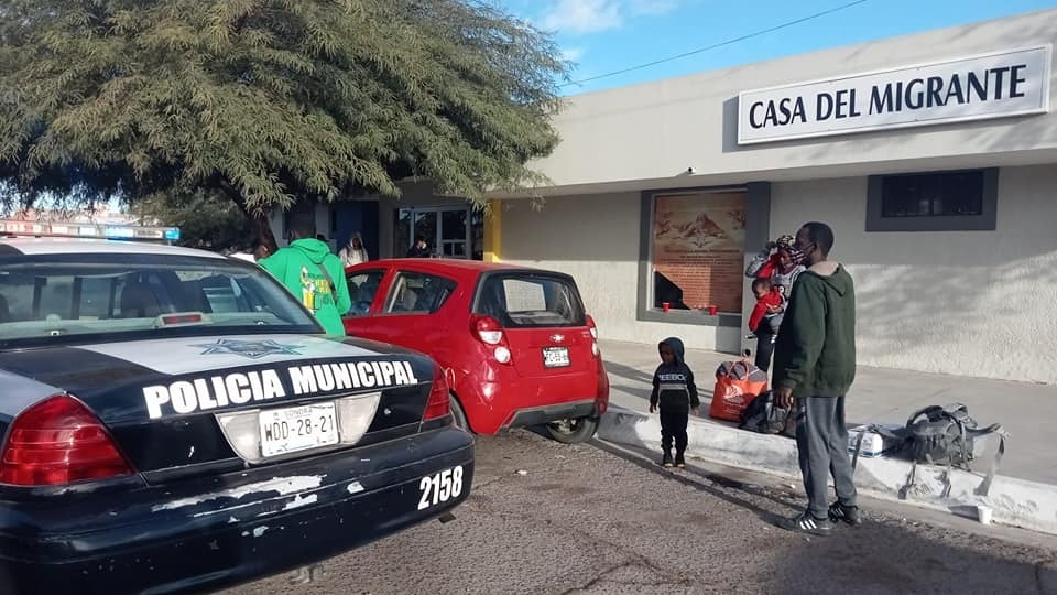 Reciben migrantes apoyo de traslado a albergues