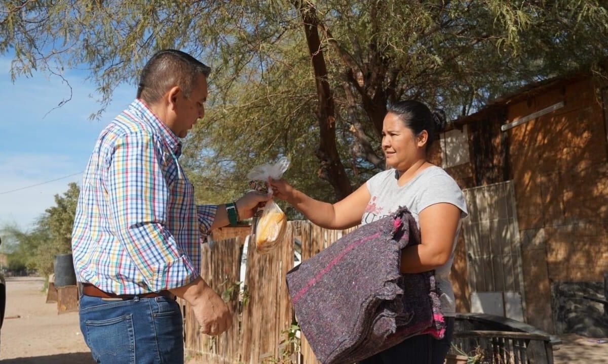Lleva Diputado cena y regalos de navidad a la colonia Topahue