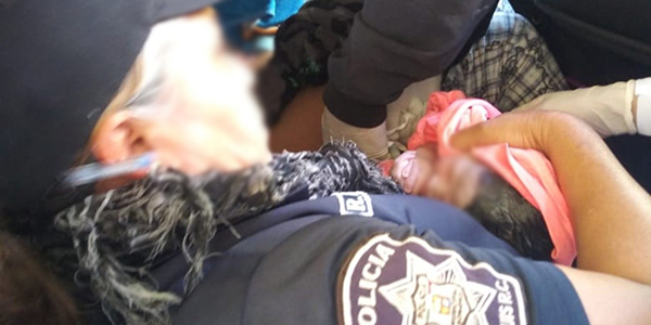 Policía de SLRC ayuda a dar a luz a mujer