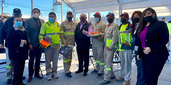 Entrega Alcalde uniformes a sindicalizados del Oomapas