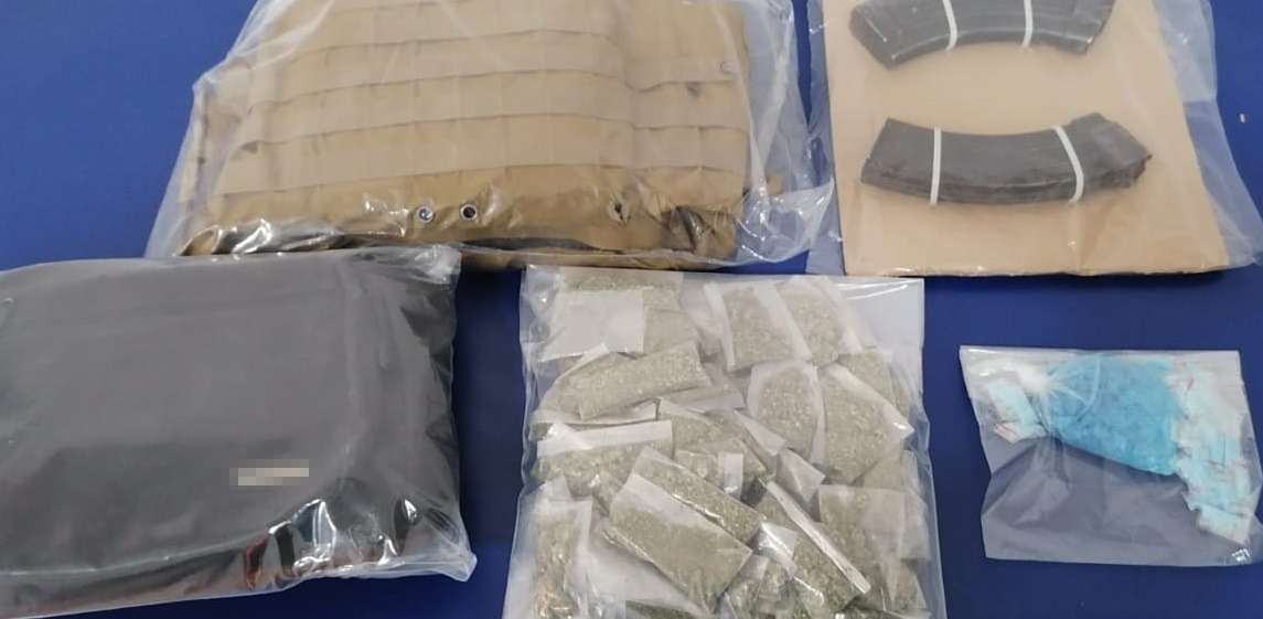 Aseguran Sedena y Policía Estatal narcótico, equipo táctico y cargadores en Cajeme