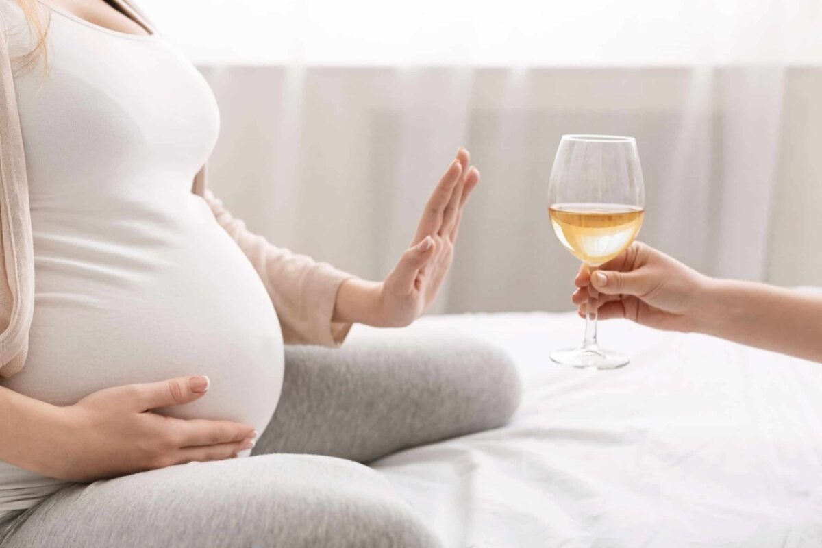 Señalan consecuencias de consumir alcohol durante el embarazo