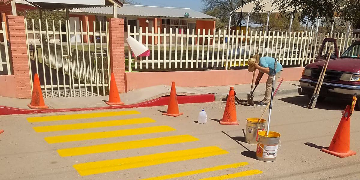 Pintan más señalamientos de seguridad en escuelas de SLRC