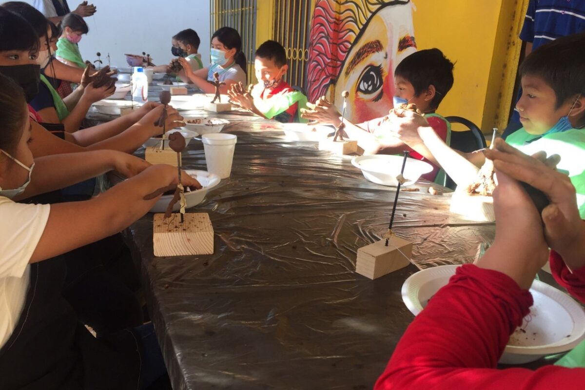 Tuvo buena aceptación taller de escultura de barro en el valle de SLRC